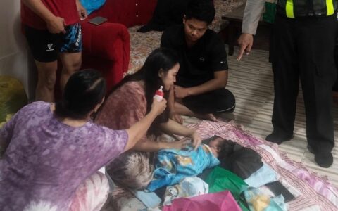 Bayi Laki-Laki Ditemukan di Depan Ruko, Isi Surat Sang Ibu Bikin Haru Warga Sintang