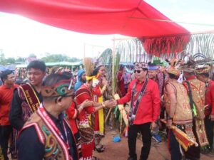 Lasarus Hadiri Gawai Dayak Melawi ke-18, Ajak Masyarakat Jaga Budaya dan Kebersamaan