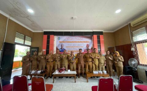 Sekda Sintang Titip Harapan Besar ke Kadis Disbunak Baru