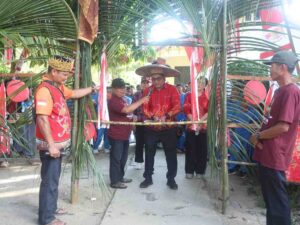Disambut Ritual Sakral Hopong, Yohanes Rumpak Hadiri Penutupan Monfort Cup XII di Serawai