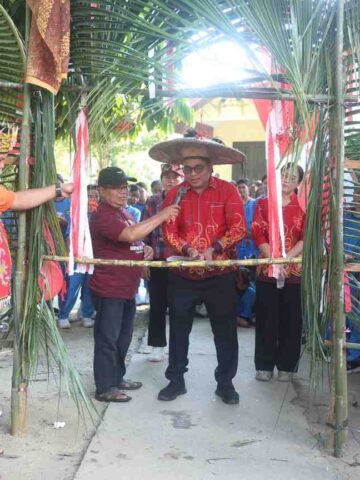Disambut Ritual Sakral Hopong, Yohanes Rumpak Hadiri Penutupan Monfort Cup XII di Serawai