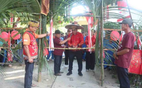 Disambut Ritual Sakral Hopong, Yohanes Rumpak Hadiri Penutupan Monfort Cup XII di Serawai