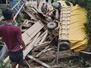 Jembatan Sungai Pembunuh 4 Ambruk Saat Dilintasi Truk, Akses Vital Serawai Lumpuh