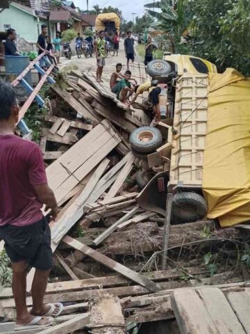 Jembatan Sungai Pembunuh 4 Ambruk Saat Dilintasi Truk, Akses Vital Serawai Lumpuh