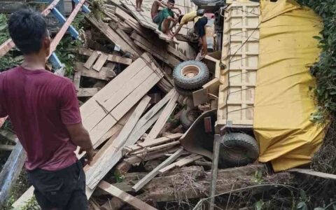 Jembatan Sungai Pembunuh 4 Ambruk Saat Dilintasi Truk, Akses Vital Serawai Lumpuh