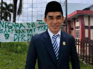 Spanduk kritik terpasang di DPRD Sintang,dewan buka suara