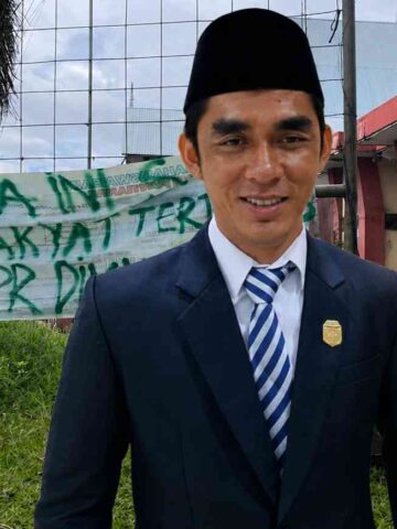 Spanduk kritik terpasang di DPRD Sintang,dewan buka suara