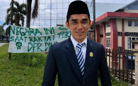 Spanduk kritik terpasang di DPRD Sintang,dewan buka suara