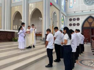 Pastor Katedral Sintang Berikan Berkat bagi PengurusMisa ASN Katolik Periode 2026-2029