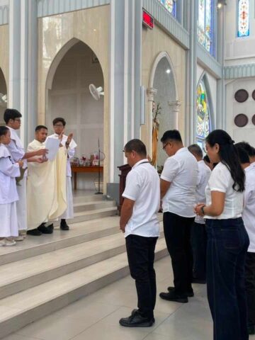 Pastor Katedral Sintang Berikan Berkat bagi PengurusMisa ASN Katolik Periode 2026-2029