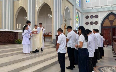 Pastor Katedral Sintang Berikan Berkat bagi PengurusMisa ASN Katolik Periode 2026-2029