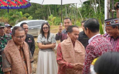 Hadiri Misa Perdana RP Anggelo Seltinus, Bupati Sintang Ajak Kaum Muda Berani Menjawab Panggilan Tuhan