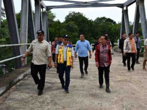 Tinjau Infrastruktur dan Layanan Kesehatan, Bupati Sintang Pastikan Penyelesaian Jembatan Ketungau II Jadi Prioritas