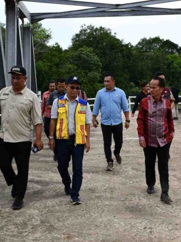 Tinjau Infrastruktur dan Layanan Kesehatan, Bupati Sintang Pastikan Penyelesaian Jembatan Ketungau II Jadi Prioritas