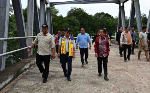 Tinjau Infrastruktur dan Layanan Kesehatan, Bupati Sintang Pastikan Penyelesaian Jembatan Ketungau II Jadi Prioritas