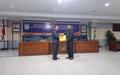 Yohanes Rumpak Pimpin Paripurna Pembahasan Perubahan Perda Pajak dan Retribusi Daerah